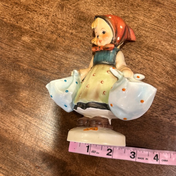 Goebel Hummel figurine titled "Mother's Darling" #175 - Picture 8 of 8